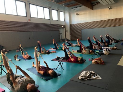 yoga thérapie posturale pratique de yoga dans le dojo avec une sangle pour étirer ischio-jambiers