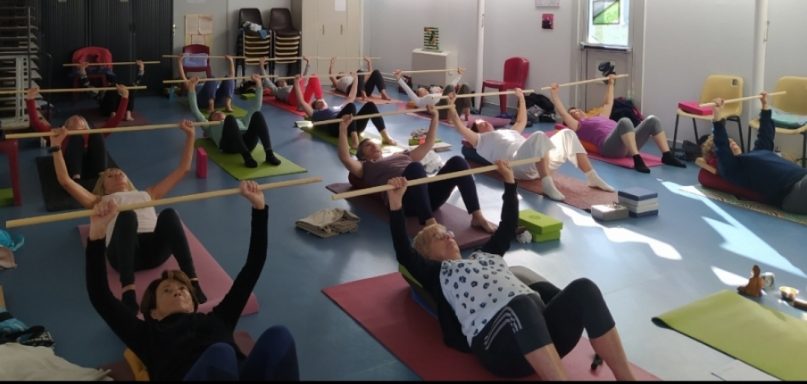 Ouverture et souffle - Posture au sol avec bâton Inviter l'ouverture de la cage thoracique pour laisser pénétrer le souffle, libérer la cage thoracique et stimuler les muscles intercostaux