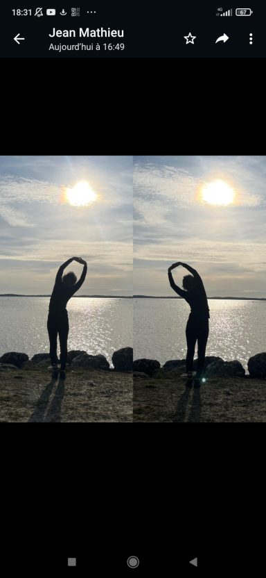 Etirements latéraux yoga et scoliose- mobilité de la colonne vertébrale- Détente du dos - équilibre postural- yoga au coucher de soleile Debout entre ciel et terre, je m'étire de chaque côté. A gauche puis à droite. Chaque flexion latérale invite à délier le souffle.