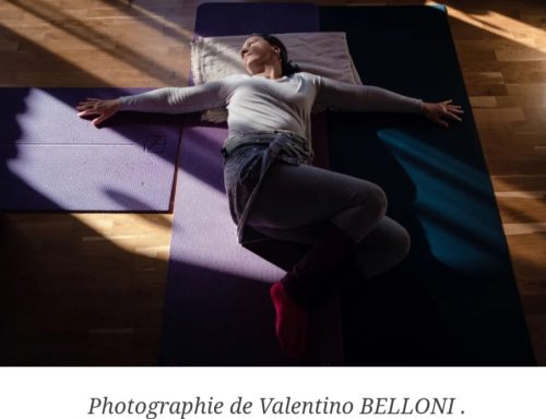 Posture de yoga de relaxation profonde en torsion invite à un lâcher-prise total. Posture de relaxation en torsion