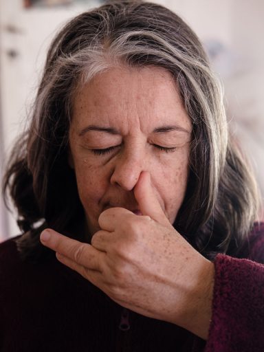 Nadi Sodhana Respiration alternée Nadi sodhana exercice en yoga pour l'equilibre et la concentration