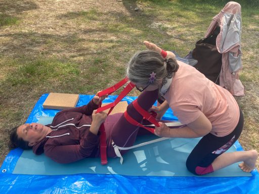 Préparation à la Posture de yoga supta badha konasana Etirement des ischoi-jambiers