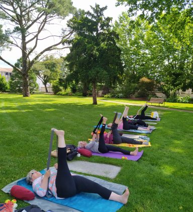 Posture de yoga Yoga en plein air à Eysines