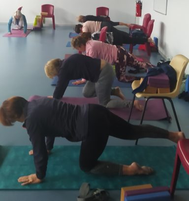 Posture de l'oie sauvage, ce mouvement favorise l'assouplissement du dos, renforce la chaîne postérieure et améliore la coordination. On stimule dans cette posture en profondeur le muscle du grand fessier, essentiel pour la marche et la stabilité du bassin.
