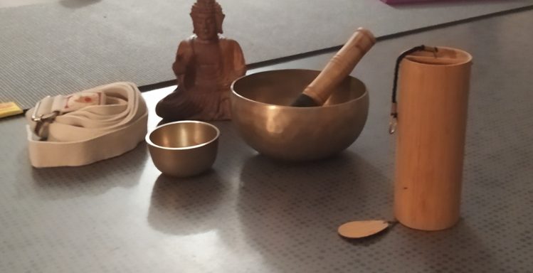 Bols tibétains et statues de bouddha- Harmonie et sérénité du yoga à Eysines Cours de yoga à Eysines centrés sur la pleine conscience le lâcher-prise et la connexion au souffle.